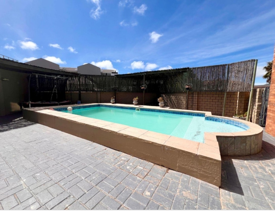 4 Bedroom Property for Sale in Myburgh Park Western Cape